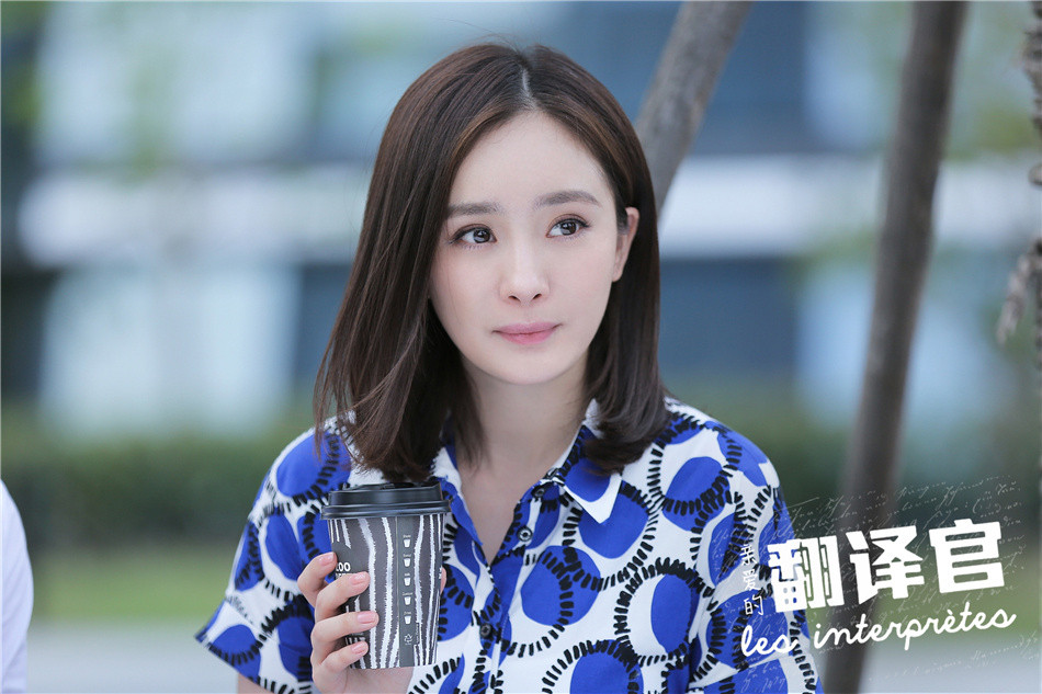 杨幂2016年主演的都会爱情剧《亲爱的翻译官》,在国内湖南卫视播出的