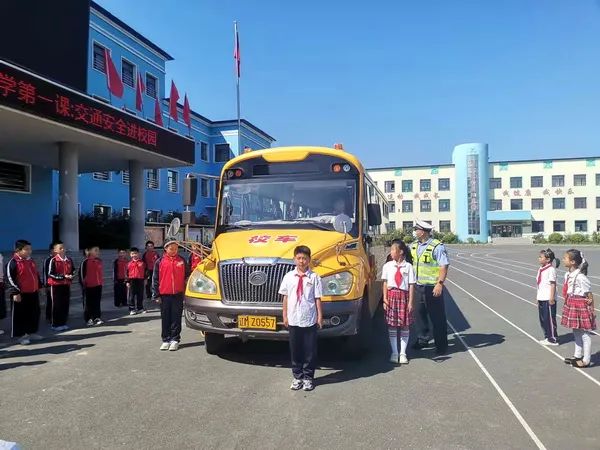 李千户中心小学开展"知危险,会避险"安全坐校车,系牢安全带"主题宣讲