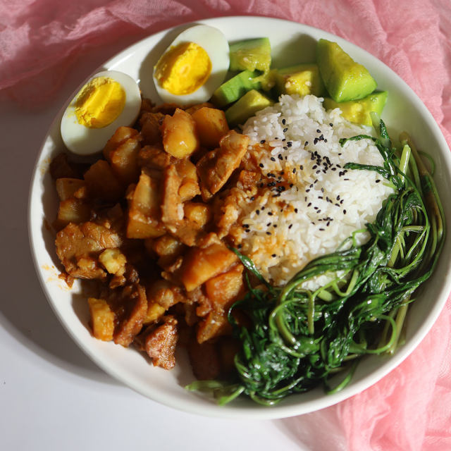 土豆焖肉盖烧饭,香味浓郁,好吃到起飞