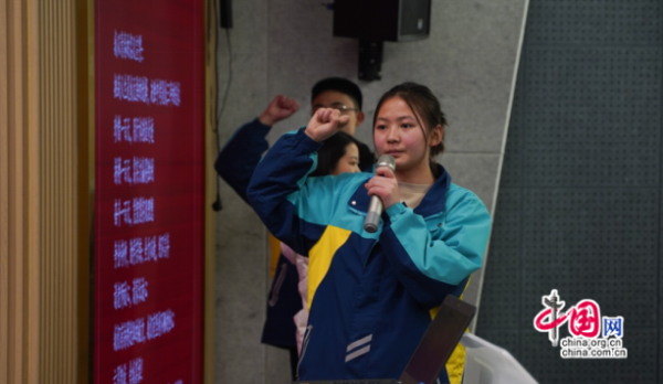 成都龙泉驿双槐中学中考百日誓师大会:为六月圆梦立下铿锵誓言