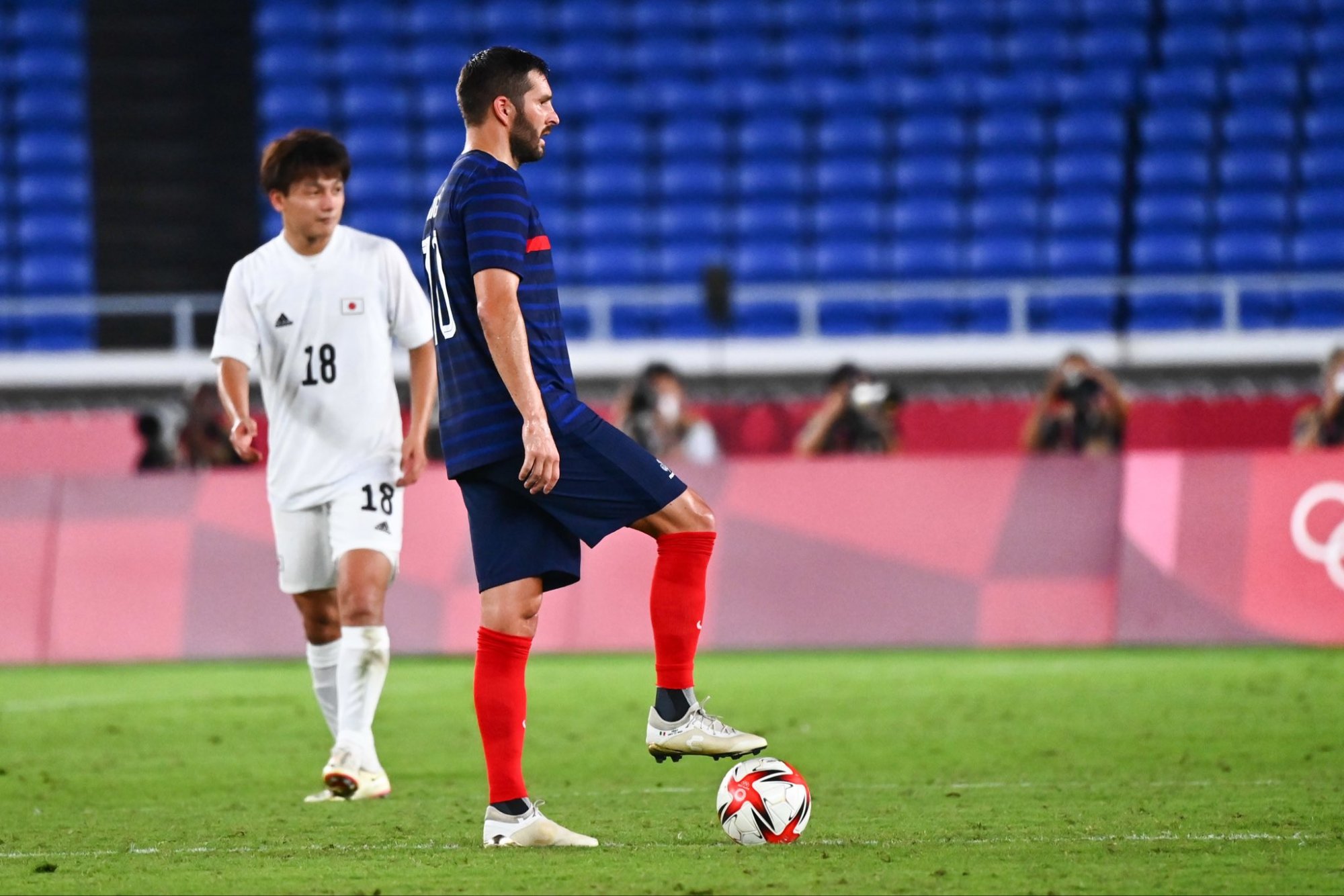 奥运耻辱1幕!法国男足下黑脚:踩日本球员小腿,比0