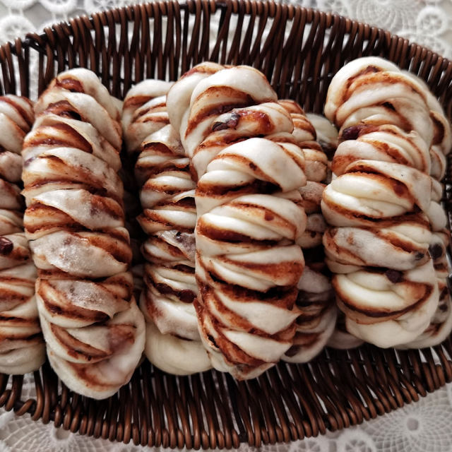 麻花红豆沙花卷,口感香甜松软,比面包还好吃