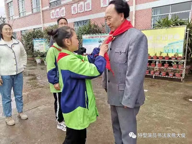 熊大俊先生应邀为大足龙岗学校师生讲党史