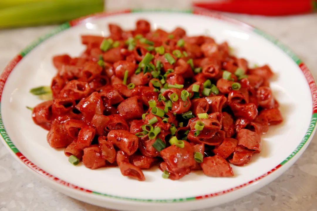 用新鲜小肠和福州特色红糟爆炒,酒糟均匀地裹住小肠里里外外,口感q弹