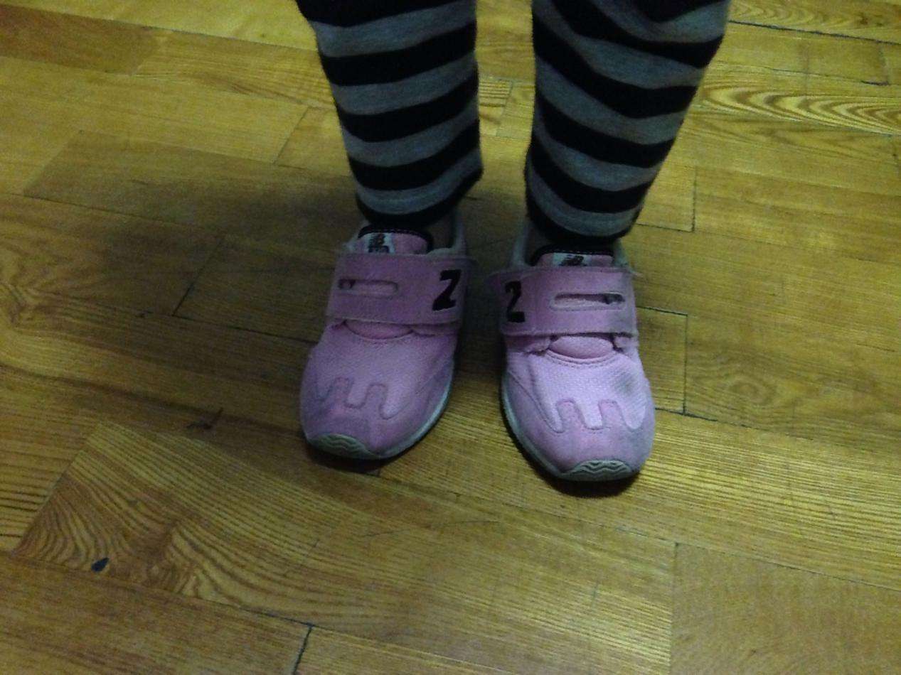 "the shoe is on the other foot"别理解成"鞋穿反了"