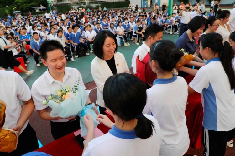 福田区上步中学举行2023届初三学子毕业典礼