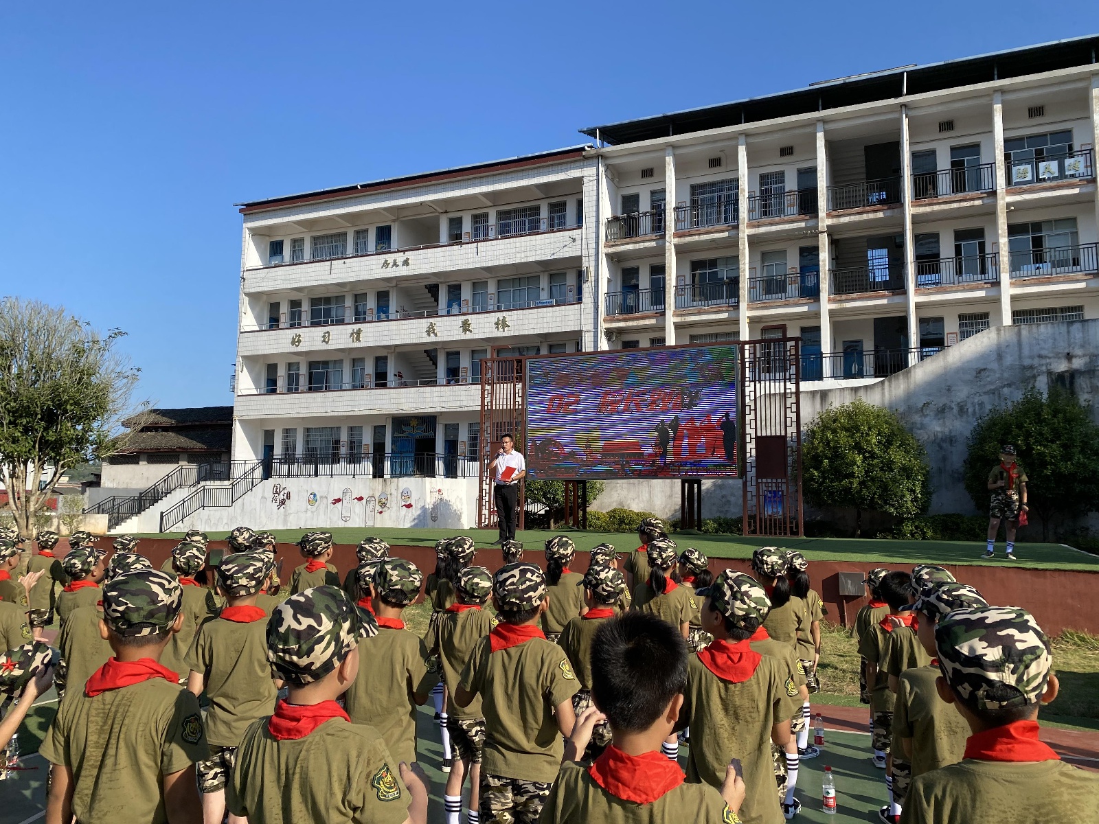 零陵区中山路小学开展四年级军训活动