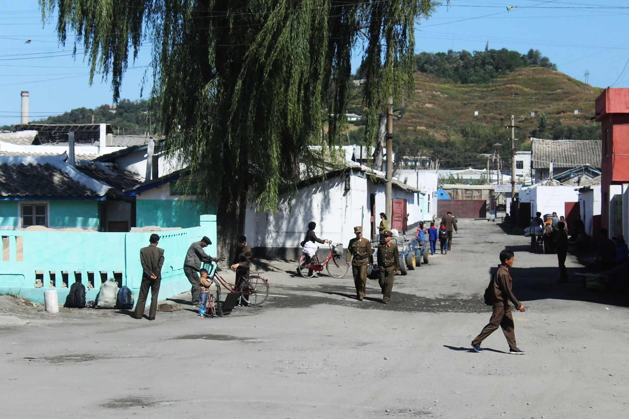 实拍朝鲜街头:人均工资仅300,生活却非常安逸,当地人少戴眼镜