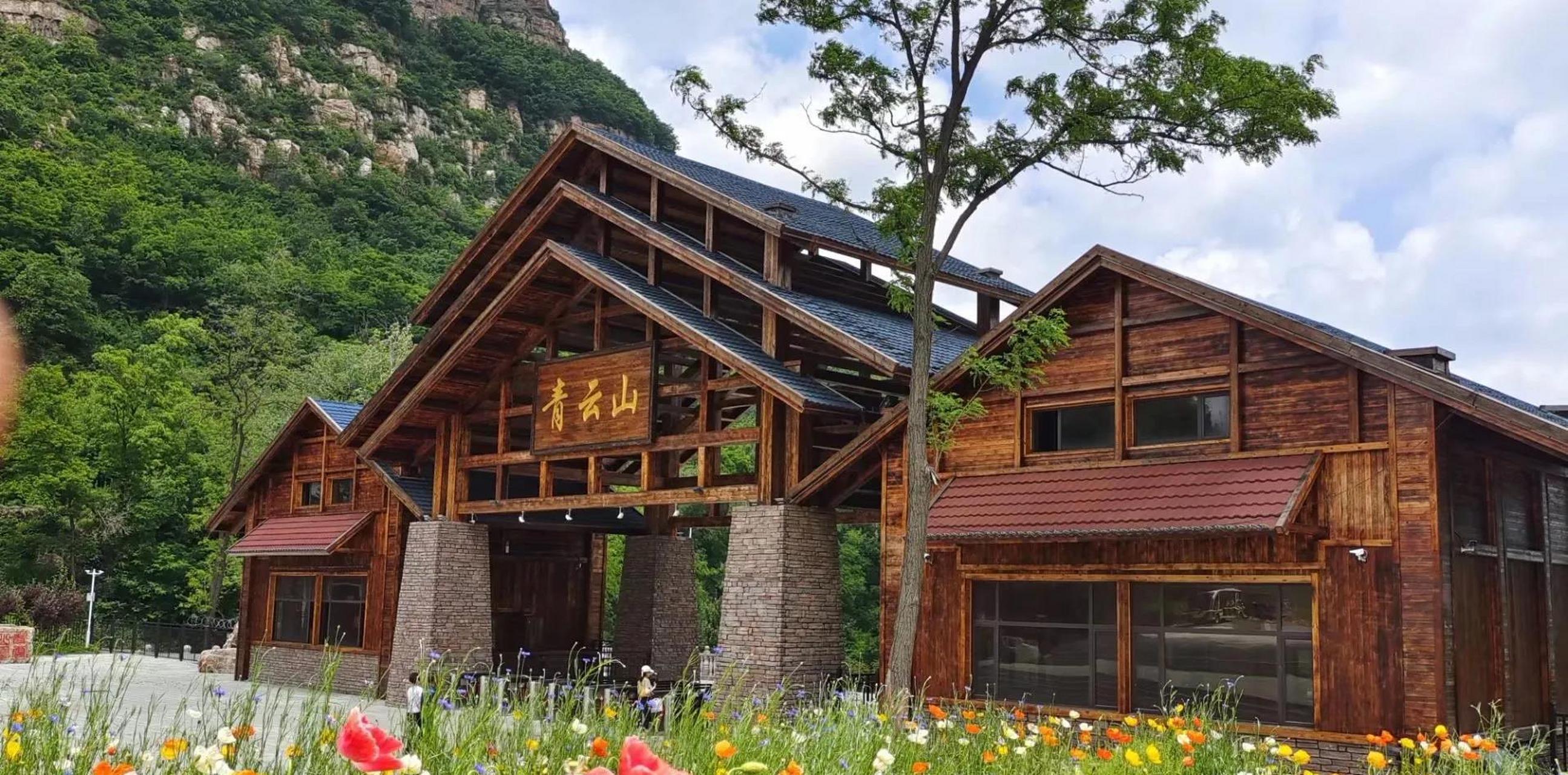 这里是一处城中风景,有本溪最高山峰——老母岭953.