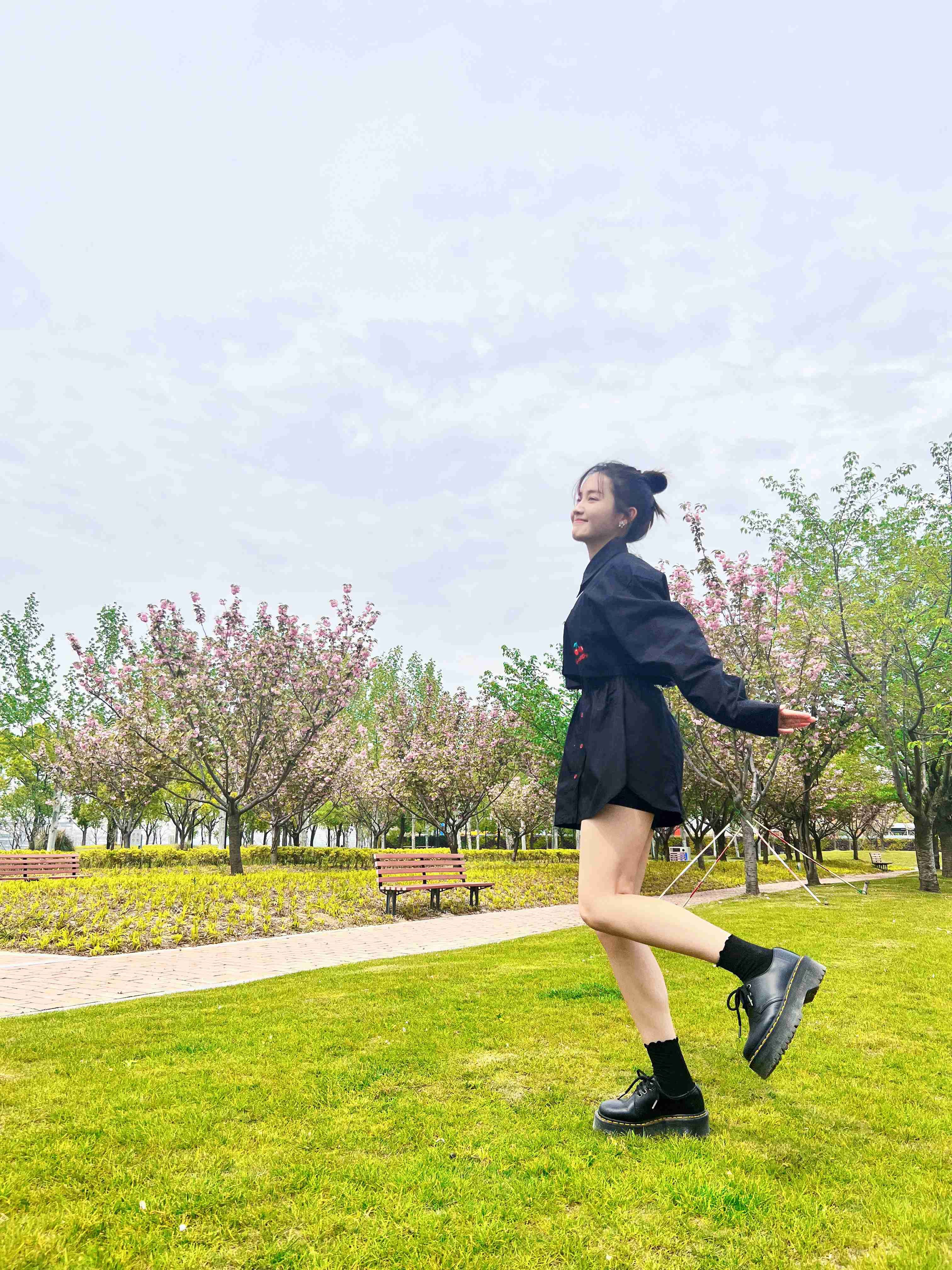 郑湫泓黑色连衣裙性感美腿写真