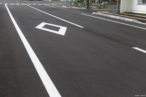 人行横道前的菱形标线是什么意思?老司机们知道吗?