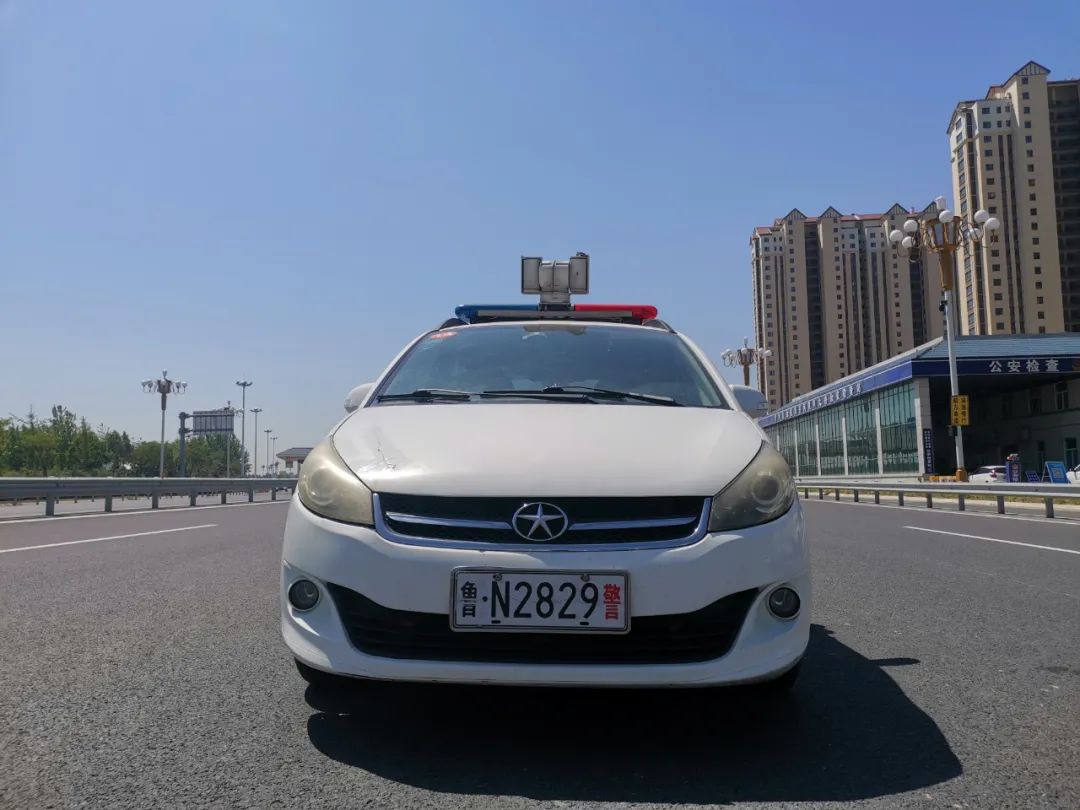 德州一警车多次闯红灯!真相让人破防