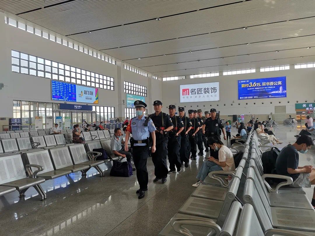 邵阳公安组织民警辅警在高铁站巡逻