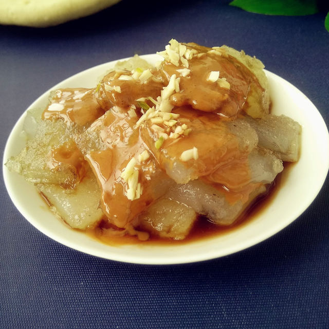 芝麻酱拌焖子,那叫一个倍儿香!