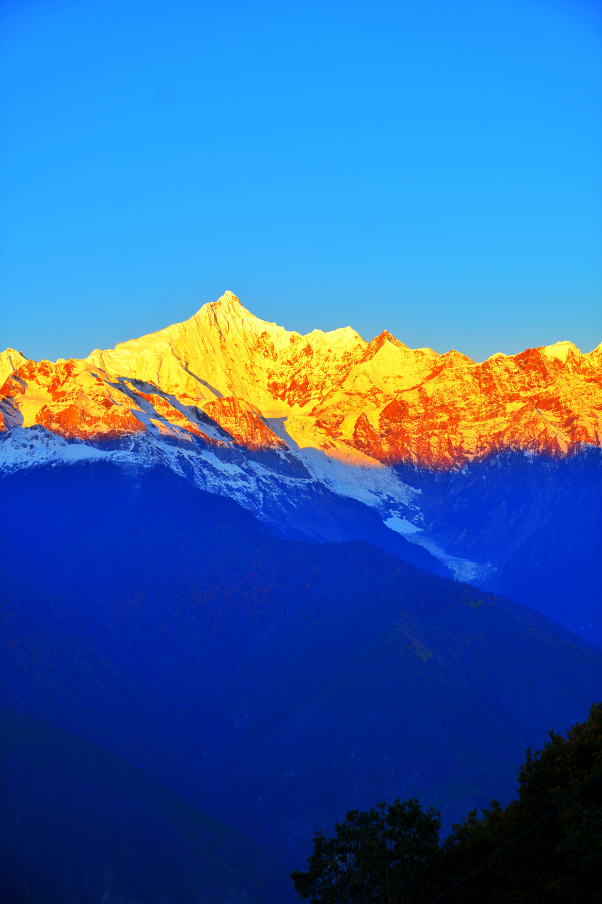 秋游记,实拍梅里雪山的日照金山,辽阔深远,层林尽染,风景如画
