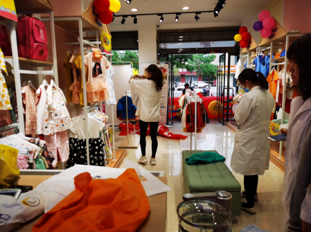 选择网红童装品牌,杨女士快乐精灵童装店火爆开业