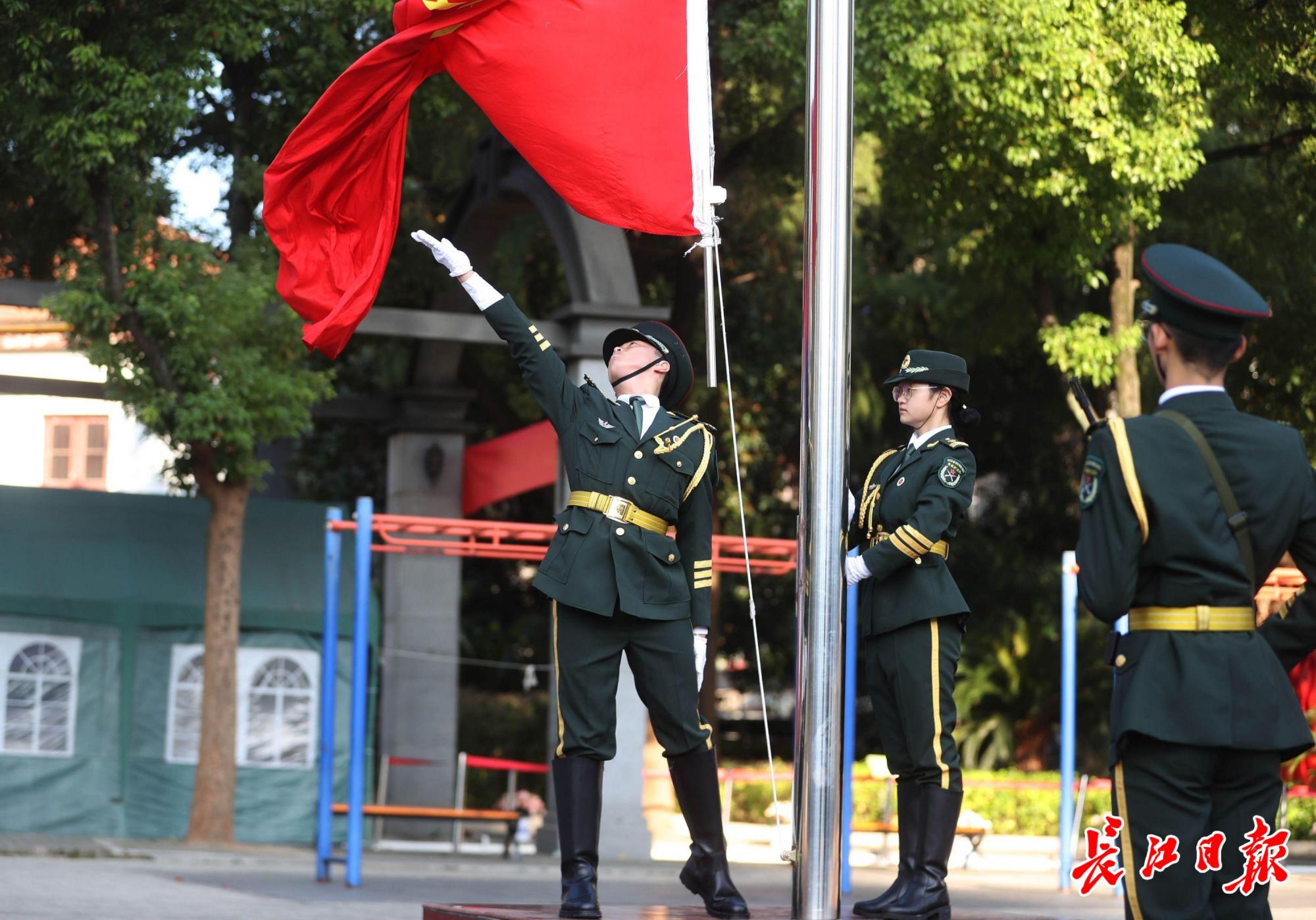 国旗护卫队擎旗手立志要考军校