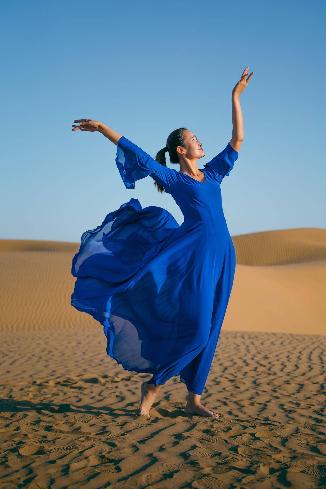 新疆美女局长舞动大漠胡杨出圈,爱好广泛还是健身教练