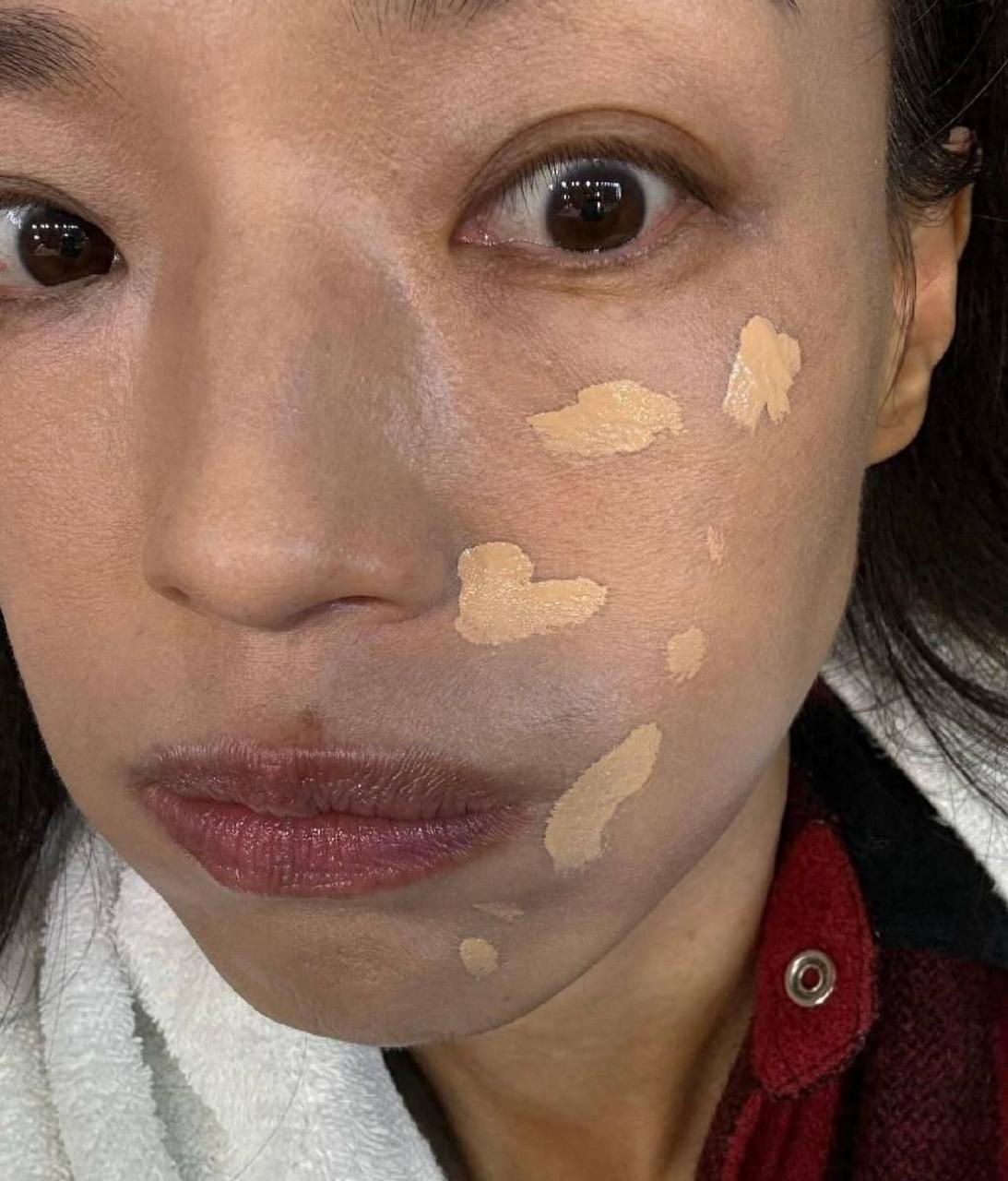 舒淇在个人社交账号上晒出原相机怼脸自拍照,照片中舒淇素颜亮相,脸上