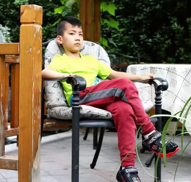 7岁上《爸爸去哪儿》,认影后为干妈,如今13岁的康康长大了