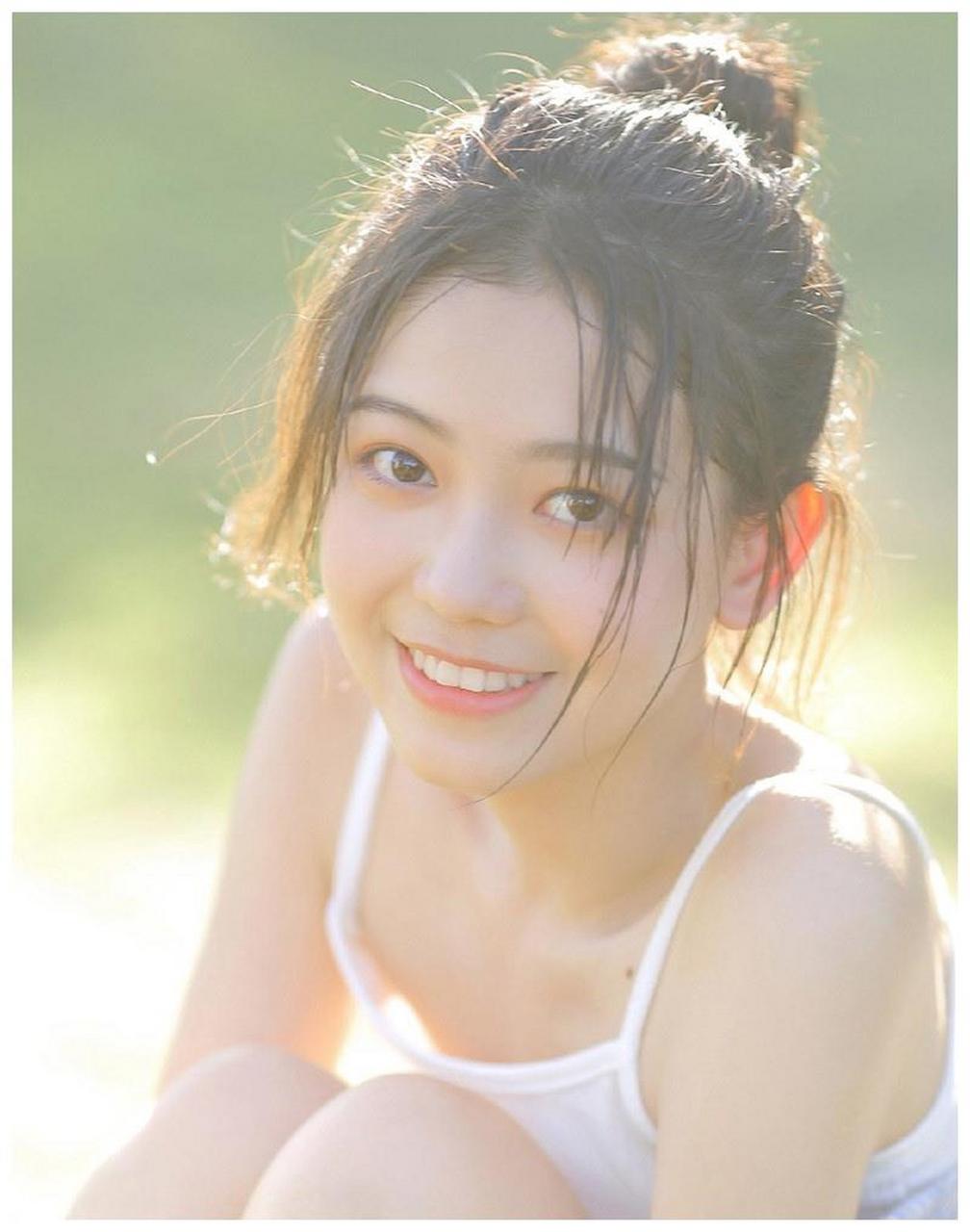 日式丸子头甜美笑容清纯写真