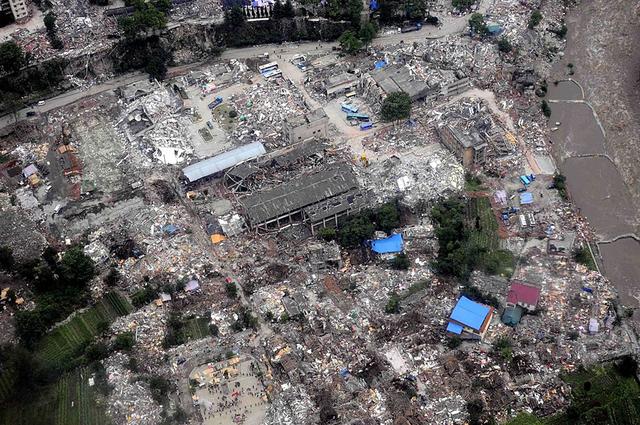 汶川地震中,那位揹著兒子遺體走25公里回家的父親,如今怎麼樣了