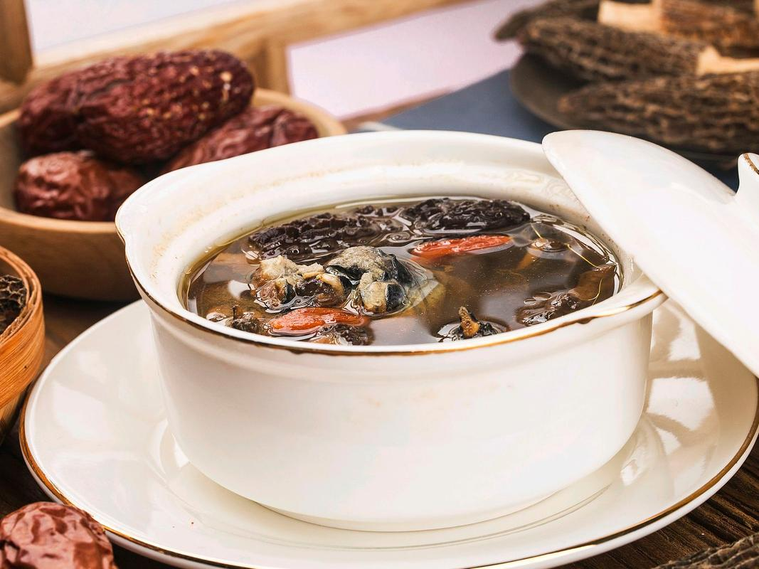 女性健康必备:四物乌鸡汤的功效与制作方法