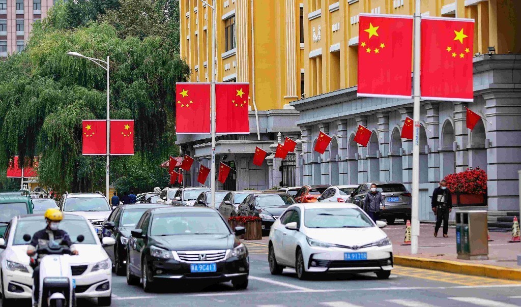 挂国旗迎国庆 哈尔滨市街头洋溢"中国红"
