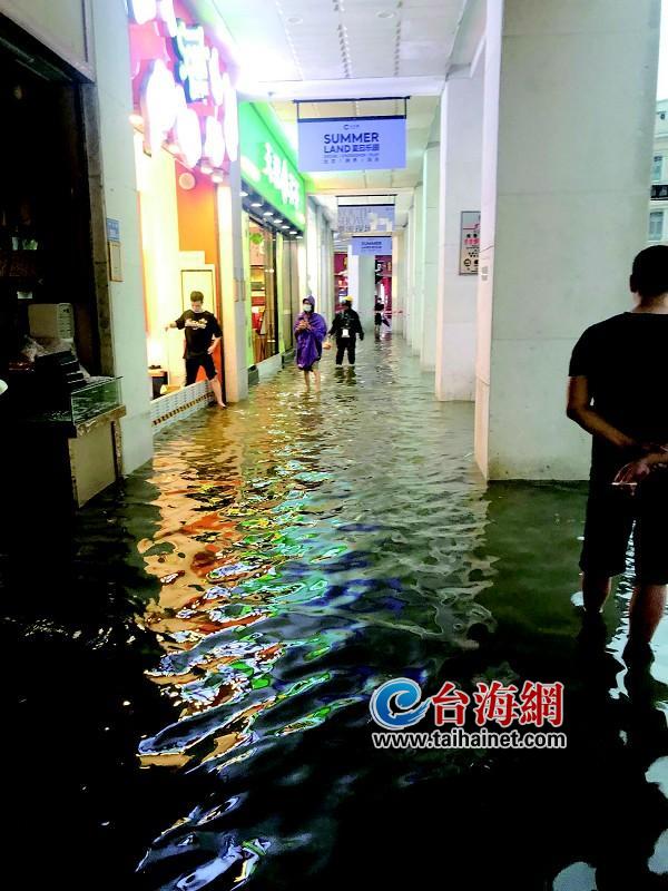 烈日当空,傍晚却黑云压城,下起瓢泼大雨……昨日傍晚,暴雨突袭厦门,短