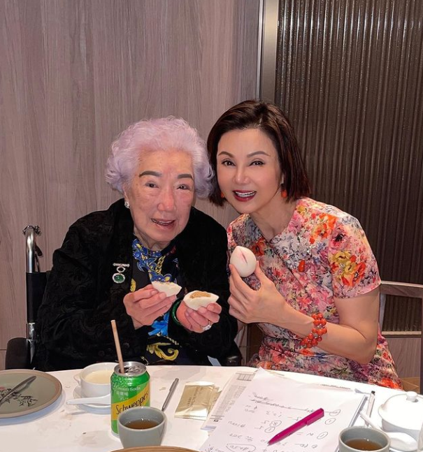 96岁阔太余宝珠为前儿媳庆生!满头银发精神好,霍英东儿媳再现身