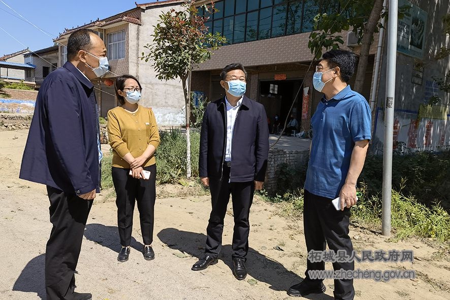 柘城县县长余化敏到岗王镇,伯岗镇调研农村灾毁公路重建工作