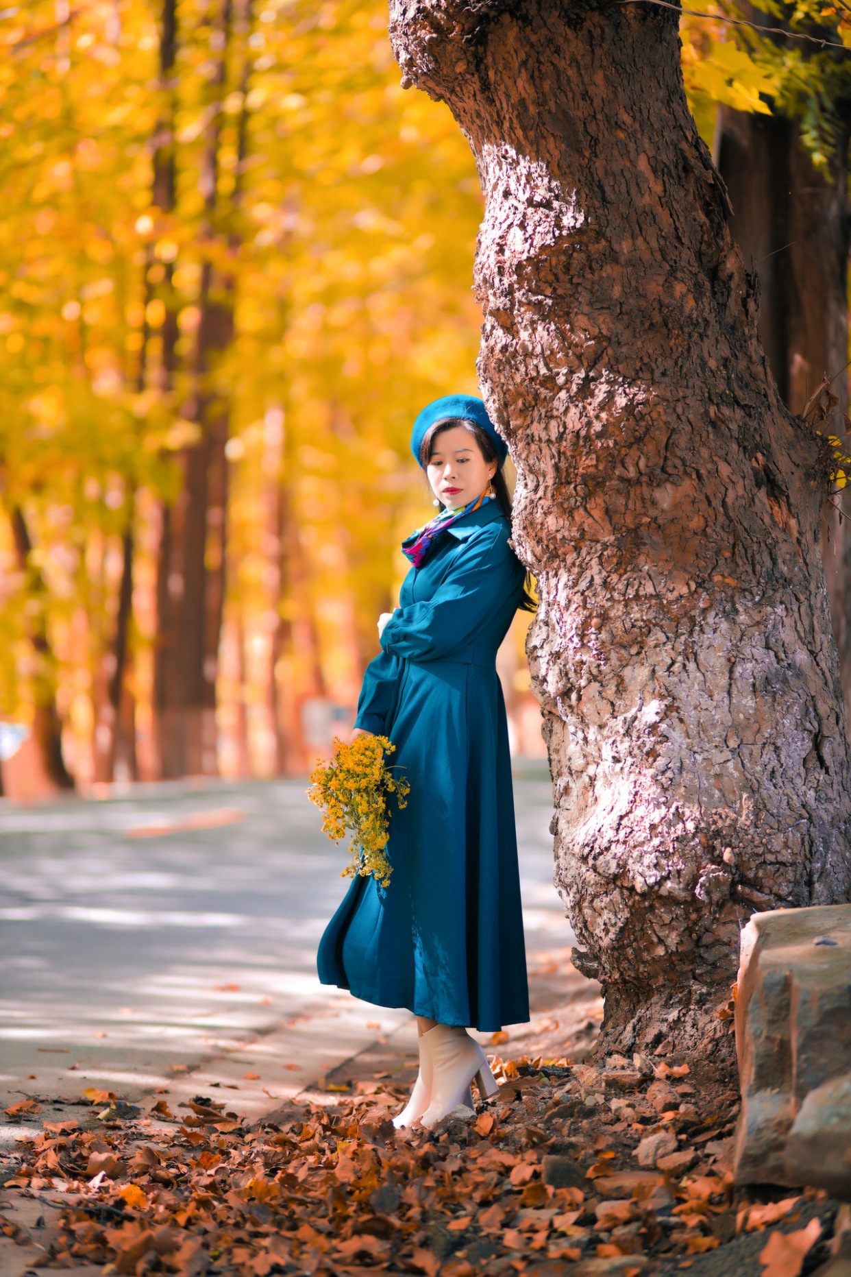 拍摄唯美秋景人像,中老年人可参考以下7个美姿,拍出自然优雅美