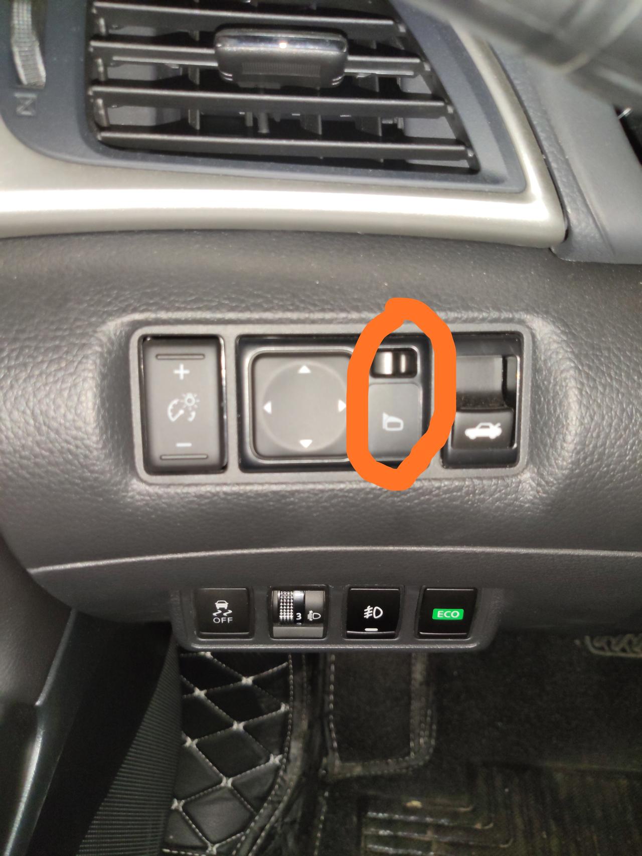 日产轩逸后备箱怎么开 经典轩逸后备箱的灯开关在哪里
