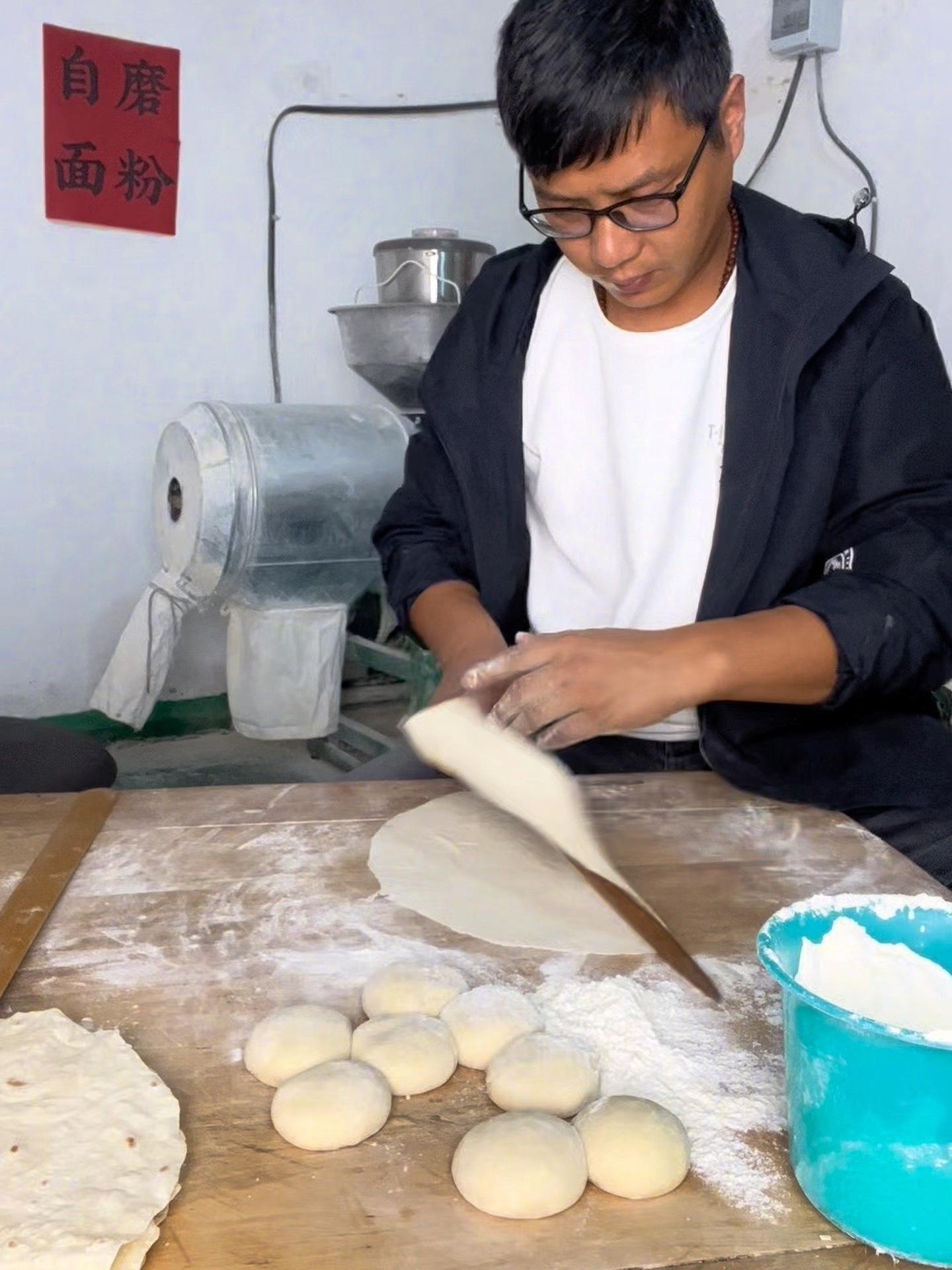 水烙馍 小熊和面机 烙馍 手工烙馍 和面发酵一体机