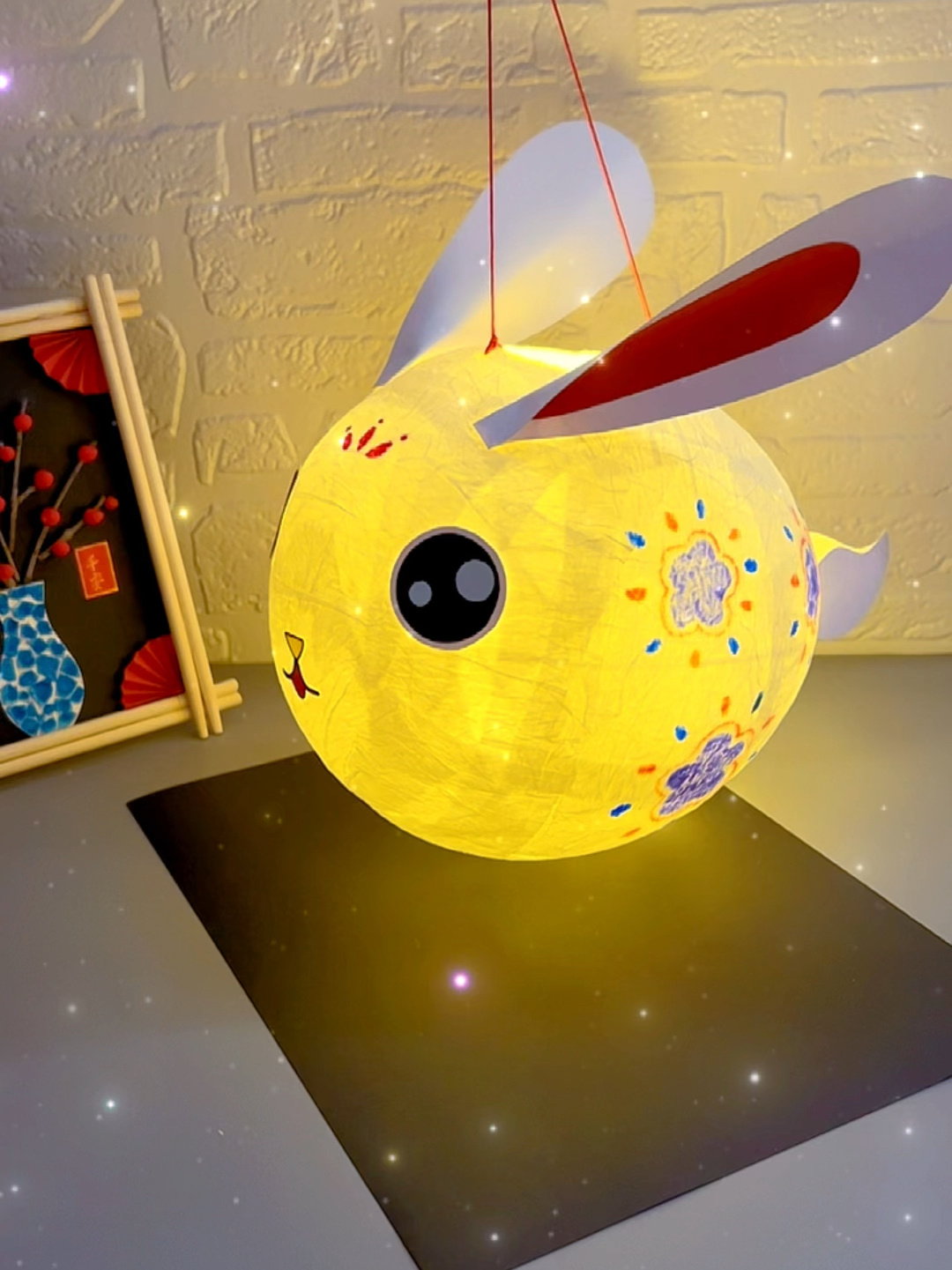 春节到了用气球和纸巾就能做可爱的兔子灯笼