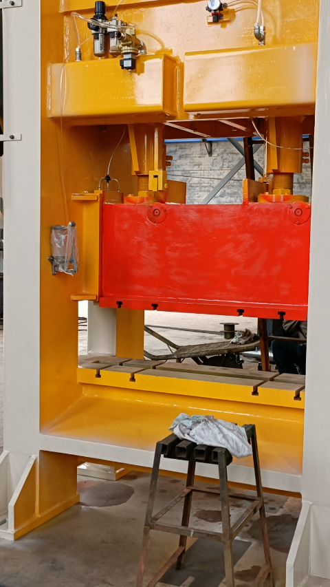 实景拍摄300吨加高龙门冲床,工作面1300mm爬架网冲孔机-度小视