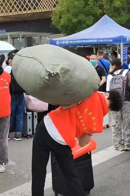 网友:心疼那个扛麻袋的-度小视