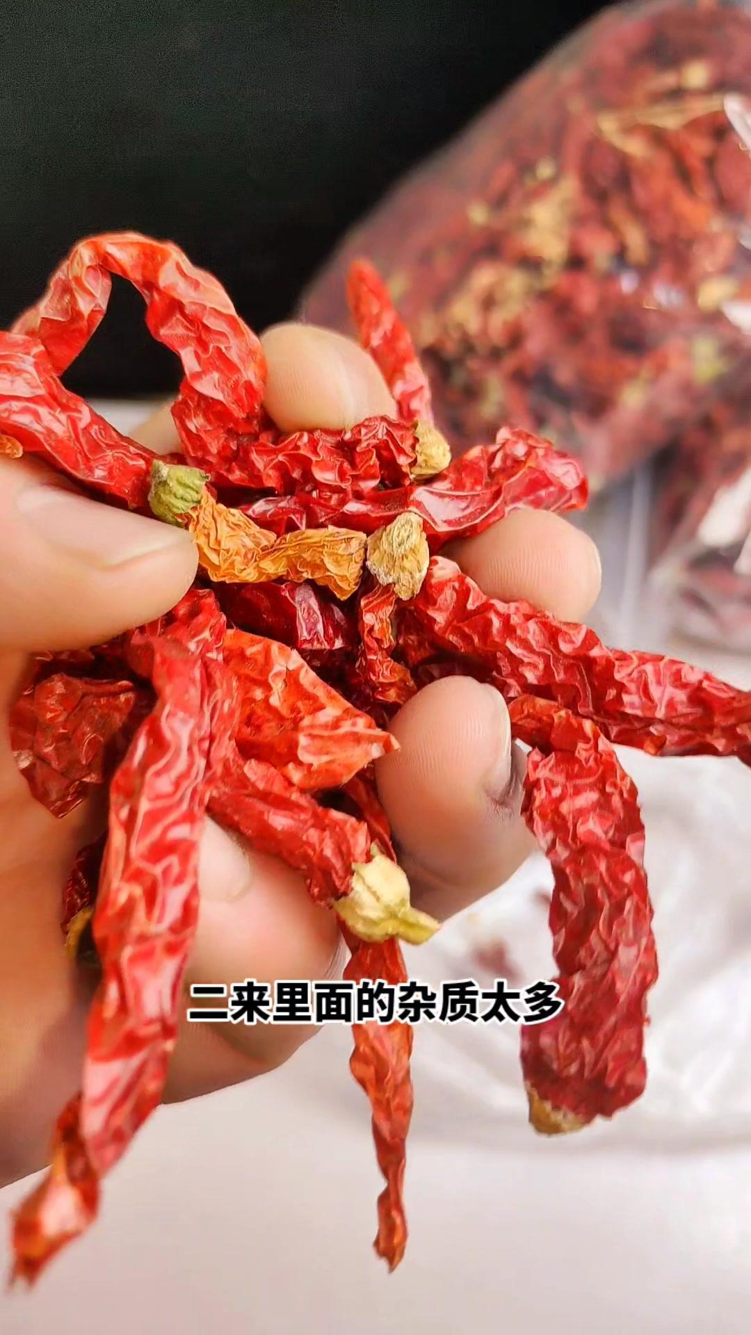 别再去市场买现成的川椒段川椒丝了,价格偏贵不说,里面的杂质还很多.