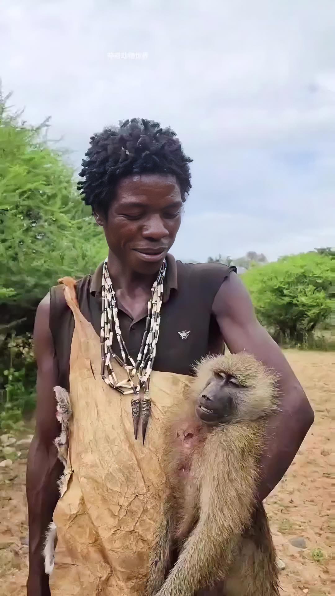 哈扎比部落吃烤猴子 黑子哥 烧烤 猴子