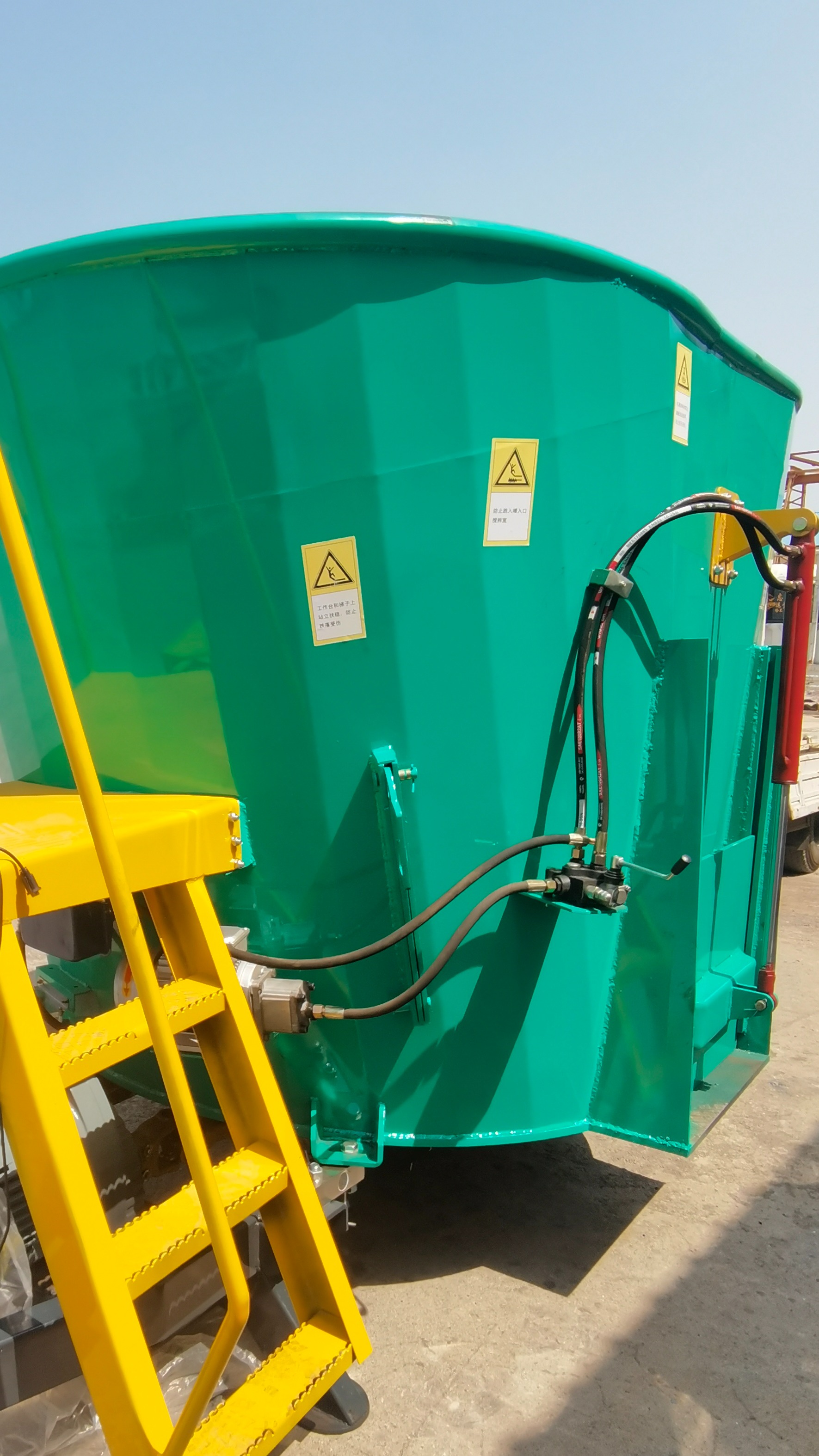 5立方立式tmr搅拌机现场试机