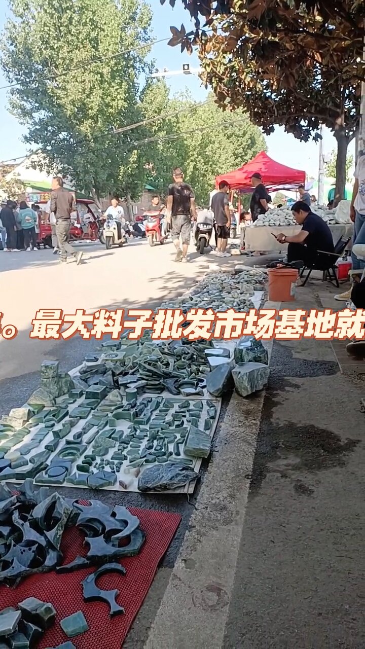 我们是玉器从料子到成品最大批发市场位于河南南阳石佛寺镇