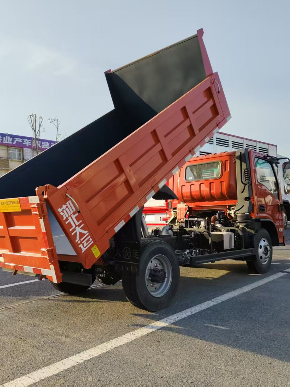 大运黄牌四驱越野自卸车