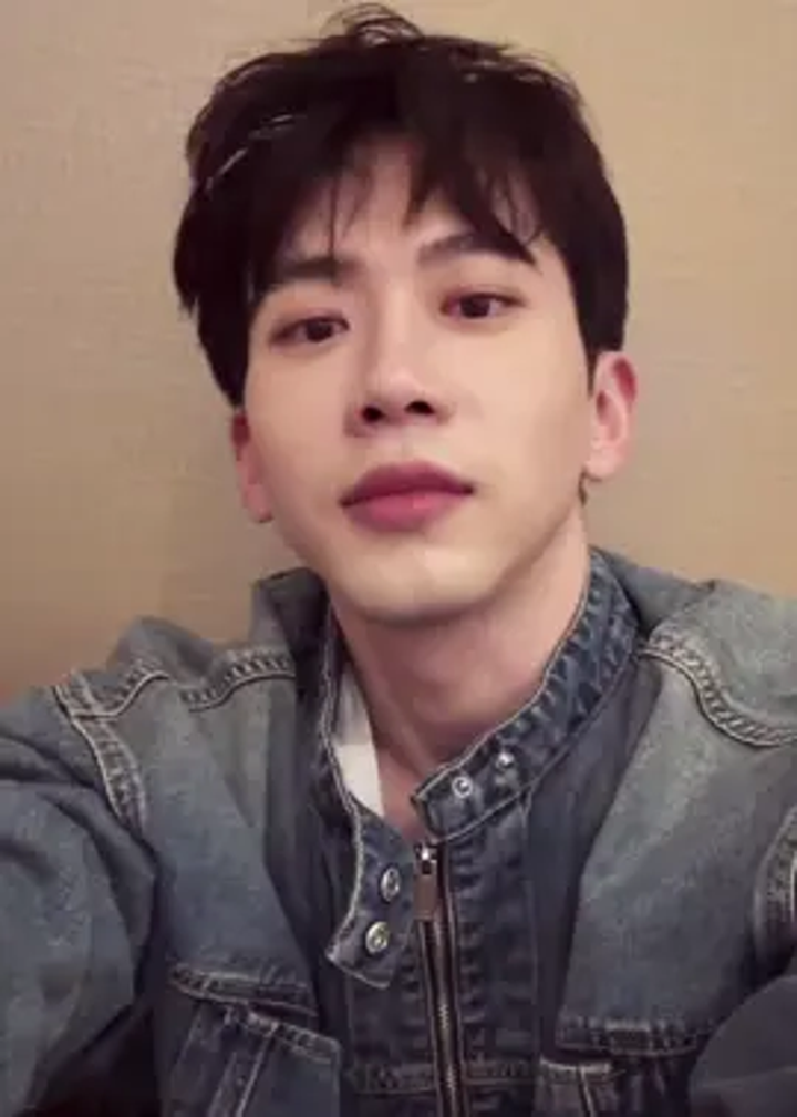 啊?费启鸣之前这么帅啊