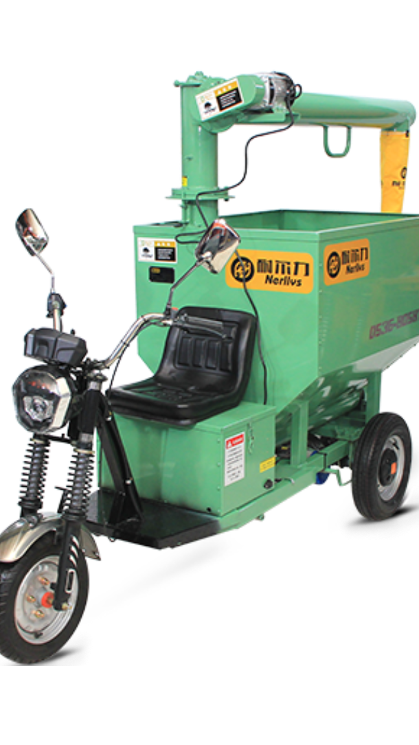 养殖场喂料好帮手,电动养猪喂料车