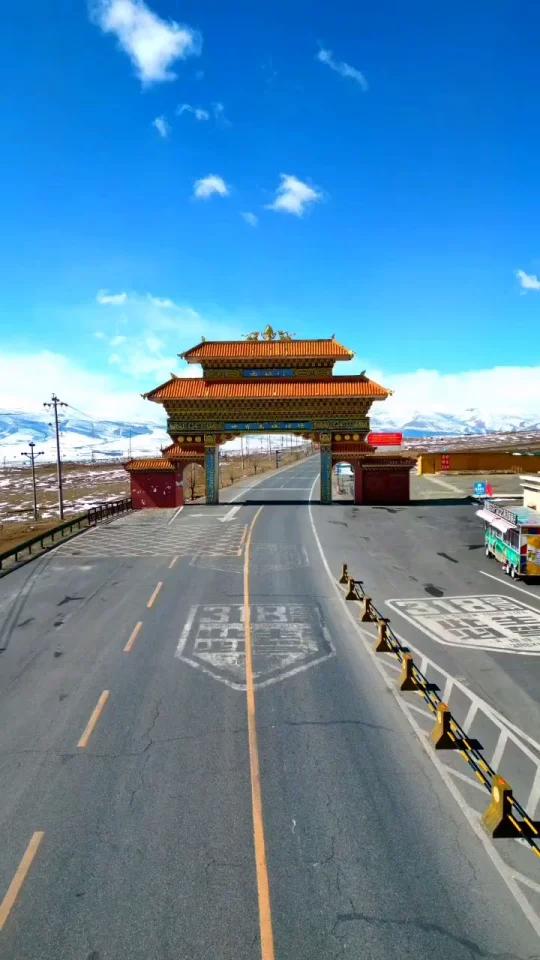 打卡天空之城理塘西城门带你看风景 跟我去旅行