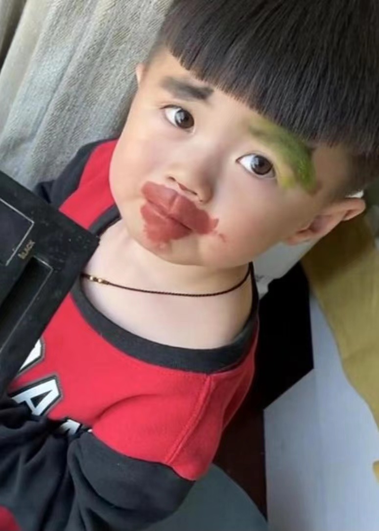 又气又好笑2岁男孩偷用小姨化妆品将自己涂成大花脸