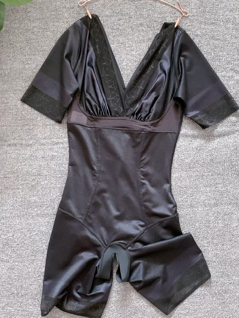 女生开档连体衣,怎么穿?