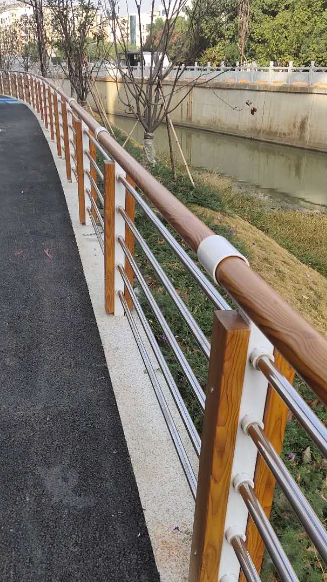 公园河边扶手围栏 景区方形仿木纹护栏 严选材质 抗冲击性强