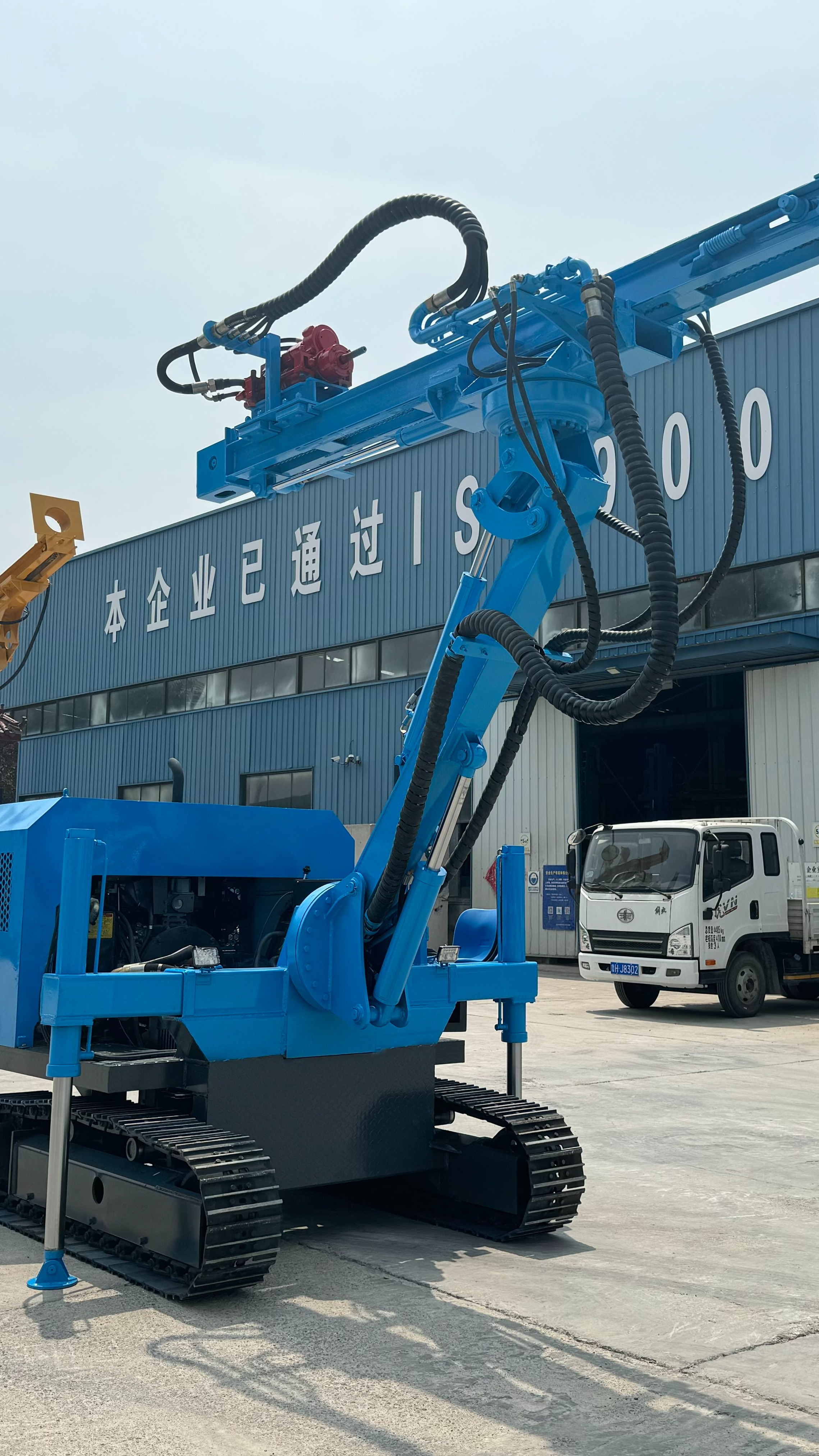 隧道钻机正在钻孔