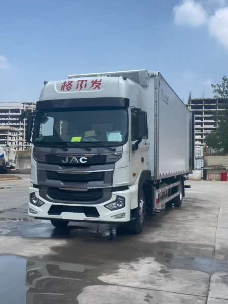 江淮格尔发7米8厢长冷藏车
